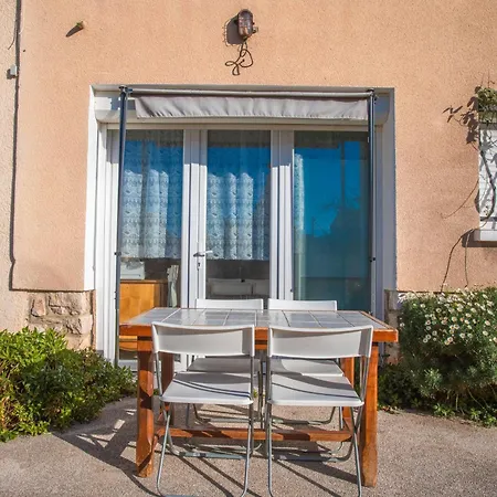 Climatise Proche Parking Gratuit, Commerces Et Plages